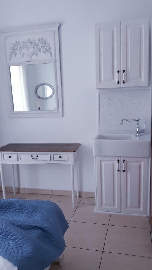 Christos Rooms Palaiochora Bagian luar foto