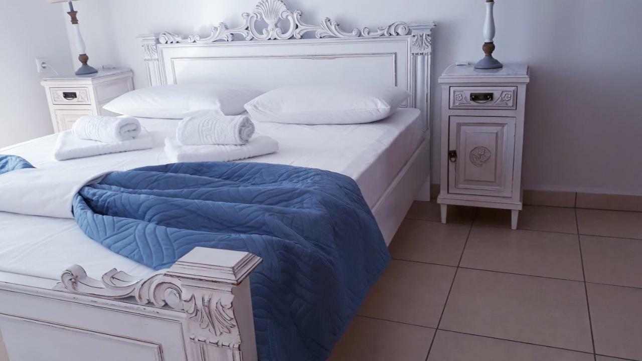 Christos Rooms Palaiochora Bagian luar foto